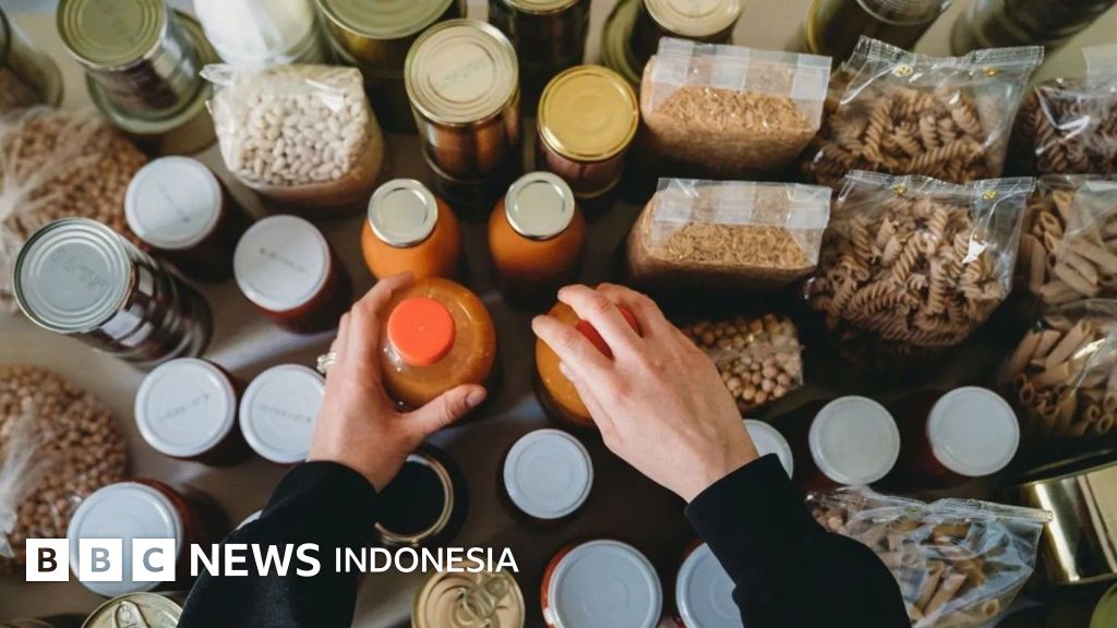 Warga berbelanja kebutuhan pokok di sebuah supermarket di Inggris, menanggapi imbauan pemerintah untuk menyiapkan persediaan darurat.