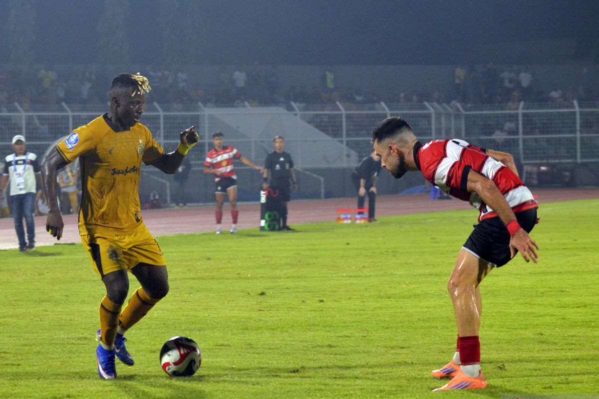 Gelandang Madura United FC berupaya merebut bola dari lawan dalam pertandingan sebelumnya di ajang BRI Super League 2026/27.