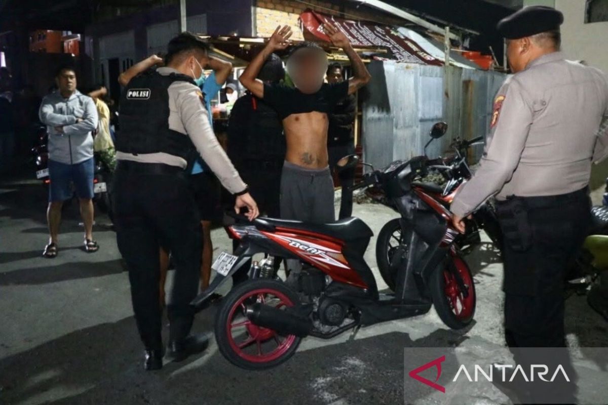 Aparat gabungan mengamankan puluhan terduga pelaku narkoba saat penggerebekan di sebuah kawasan di Kalimantan Timur.