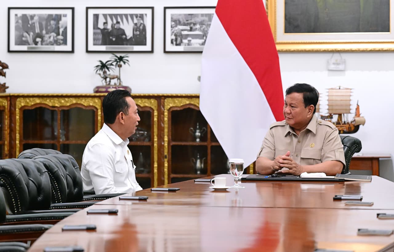 Presiden Prabowo Subianto (kanan) berdialog intens dengan Kepala Staf Kepresidenan Listyo Sigit Prabowo (kiri) di Istana Merdeka, membahas perkembangan dan pengawasan program prioritas nasional.