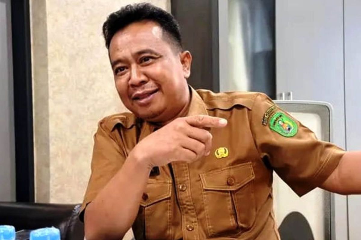 Seorang siswa belajar menggunakan perangkat laptop di rumah, menunjukkan adaptasi pendidikan melalui pembelajaran daring di tengah darurat kualitas udara akibat asap karhutla.