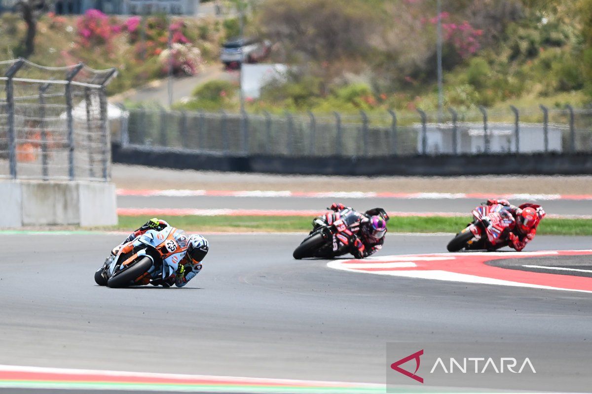 Marc Marquez merayakan kemenangannya setelah menyelesaikan sprint race MotoGP Indonesia 2026 di Sirkuit Internasional Pertamina Mandalika, menunjukkan dominasi dan performa impresifnya.