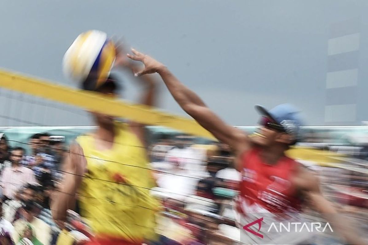 Bintang Akbar dan Sofyan Rachman Efendi, duet voli pantai putra Indonesia, beraksi di lapangan saat mengamankan medali perak Asian Games Aichi-Nagoya 2026.