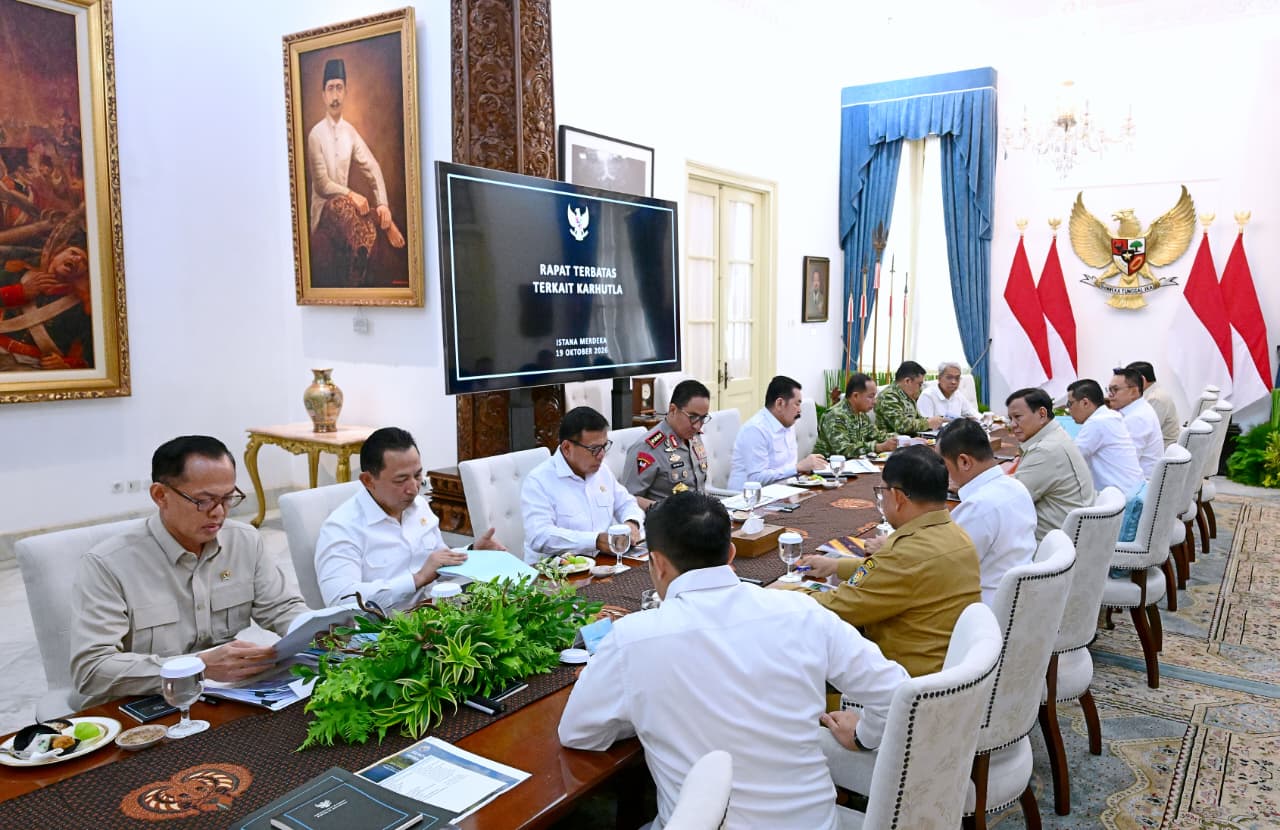 Presiden Prabowo Subianto memimpin rapat terbatas membahas strategi penanganan kebakaran hutan dan lahan di Istana Merdeka.
