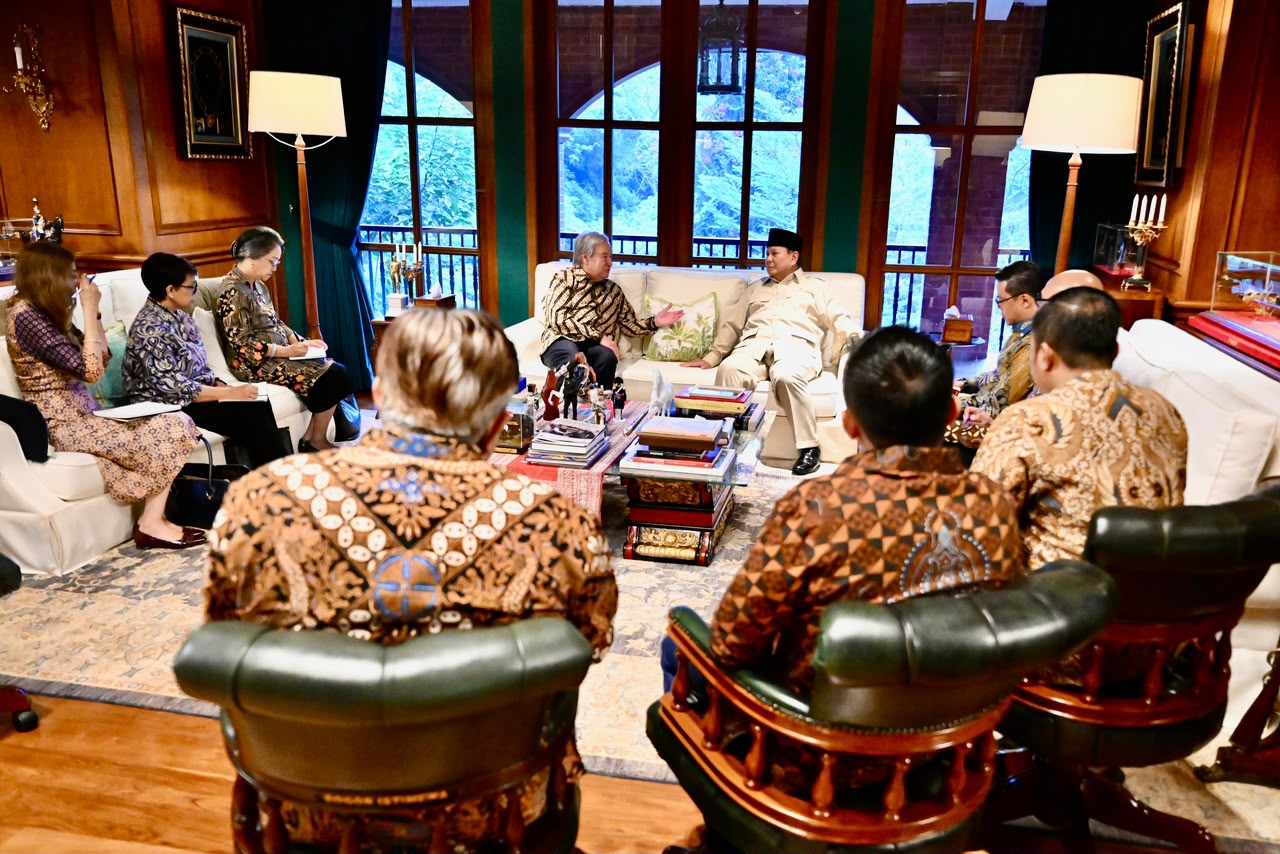 Presiden Prabowo Subianto menyambut hangat Sekretaris Jenderal PBB António Guterres di kediaman pribadinya di Hambalang pada 18 Oktober 2026, menandai sebuah pertemuan diplomasi personal yang strategis.