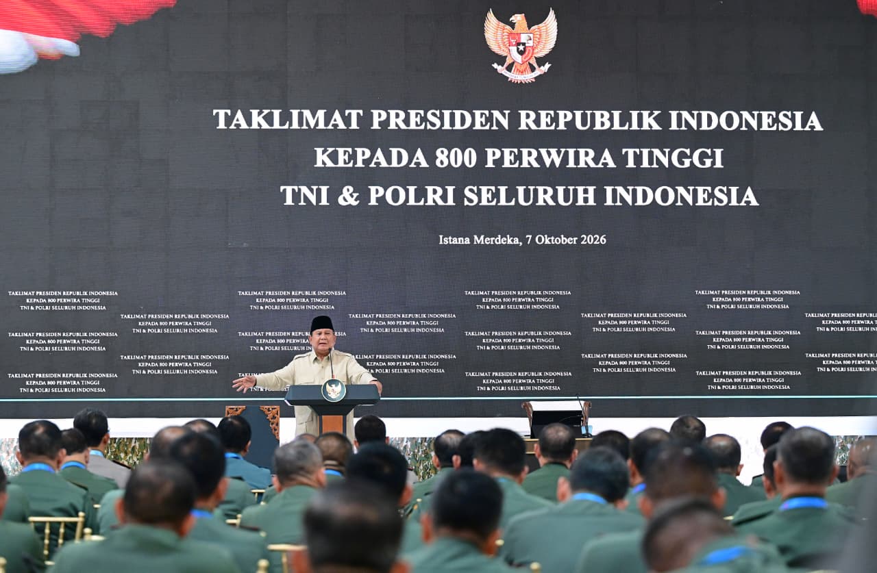 Presiden Prabowo Subianto memberikan arahan strategis kepada 800 perwira tinggi Tentara Nasional Indonesia dan Kepolisian Republik Indonesia di Istana Kepresidenan, Rabu (7/10/2026).