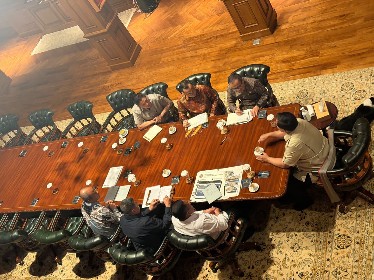 Presiden Prabowo Subianto menerima Gubernur Universitas Republik Indonesia (URI) Marsekal TNI (Purn.) Donny Ermawan Taufanto untuk membahas perkembangan program pendidikan kepemimpinan. (Foto: Sekretariat Kabinet RI)
