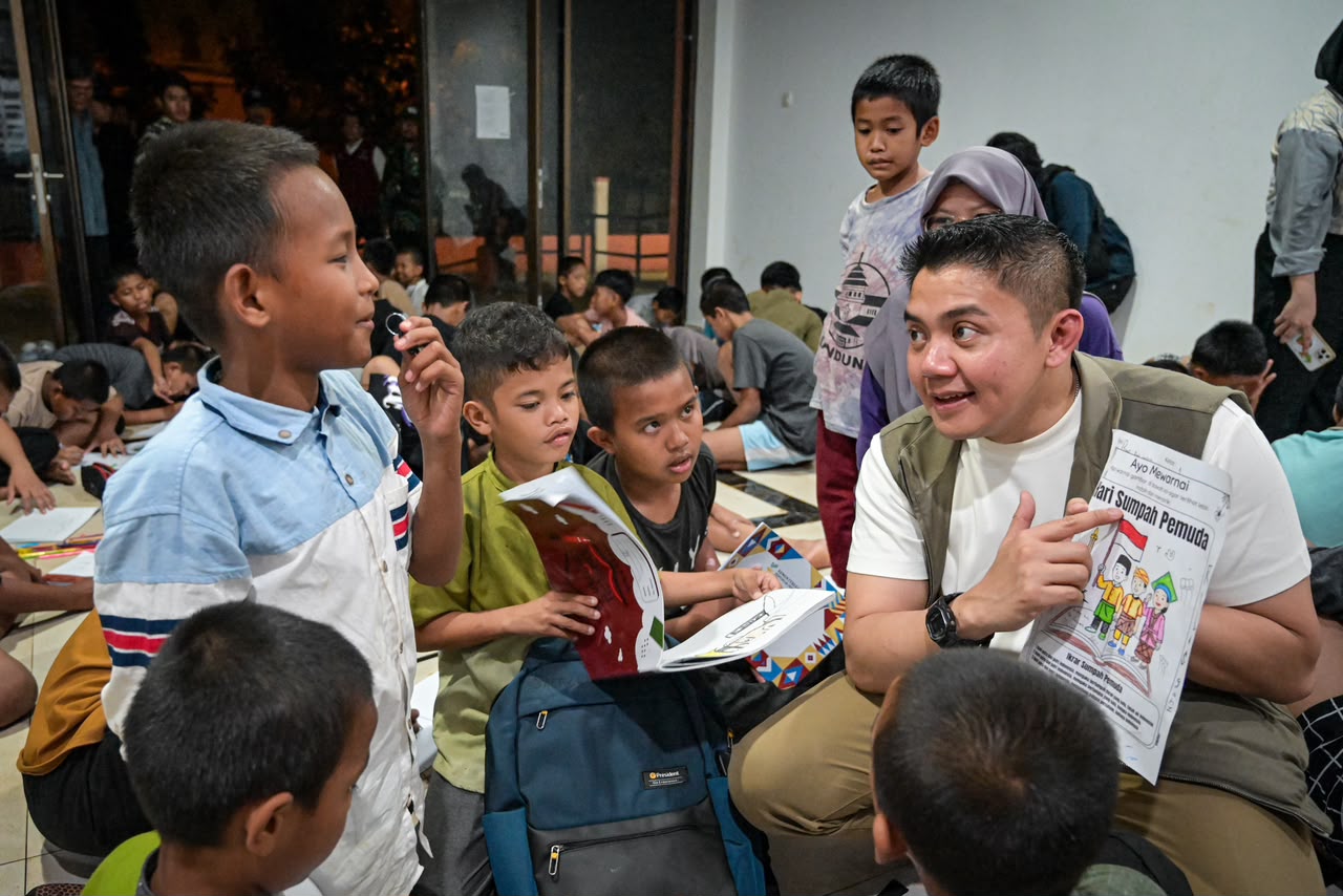 Sekretaris Kabinet Teddy Indra Wijaya saat meninjau salah satu Sekolah Rakyat Terintegrasi, sebuah inisiatif pemerintah yang memberikan akses pendidikan bagi puluhan ribu anak jalanan di seluruh Indonesia.