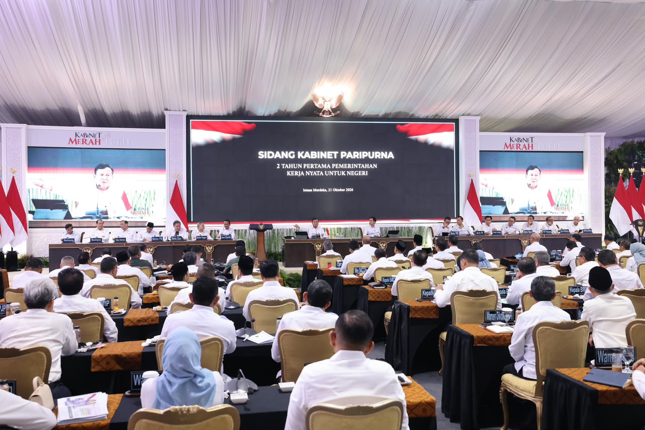 Presiden Prabowo Subianto (tengah) memimpin Sidang Kabinet Paripurna di Kompleks Istana Kepresidenan, Jakarta, membahas prioritas ketahanan nasional dan penanganan Karhutla.