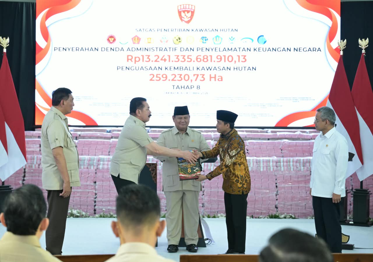 Presiden Prabowo Subianto menyaksikan penyerahan hasil penertiban kawasan hutan dan penyelamatan kekayaan negara di Kompleks Kejaksaan Agung, menegaskan komitmen pemerintah dalam menjaga aset vital negara.
