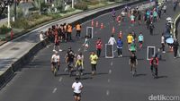Peserta Car Free Day di Jalan Jenderal Sudirman, Jakarta, yang durasinya dipangkas untuk kunjungan Presiden Mesir.