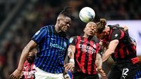 Aksi Cristian Chivu saat masih membela Inter Milan. Kini, sebagai pelatih tim Primavera, ia memberikan pandangan mengenai Derby della Madonnina.