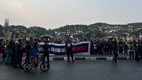 Ratusan warga dan Aremania bersatu dalam aksi diam di depan Balai Kota, mengenang empat tahun Tragedi Kanjuruhan yang menewaskan lebih dari 135 orang.