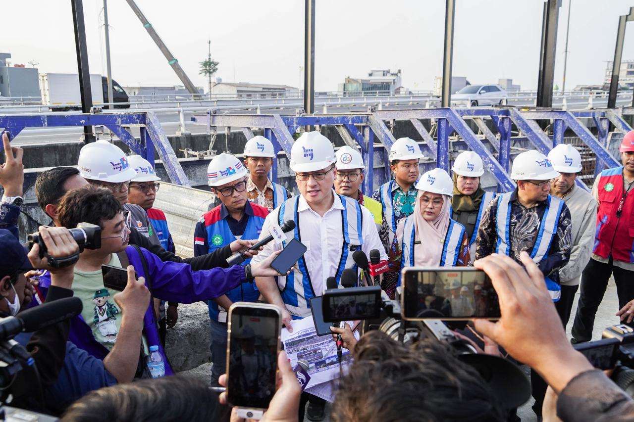 Anggota DPRD DKI Jakarta Hardiyanto Kenneth saat melakukan inspeksi mendadak ke lokasi pembangunan Flyover Latumenten di Jakarta Barat, yang kini mencapai 83% progres.