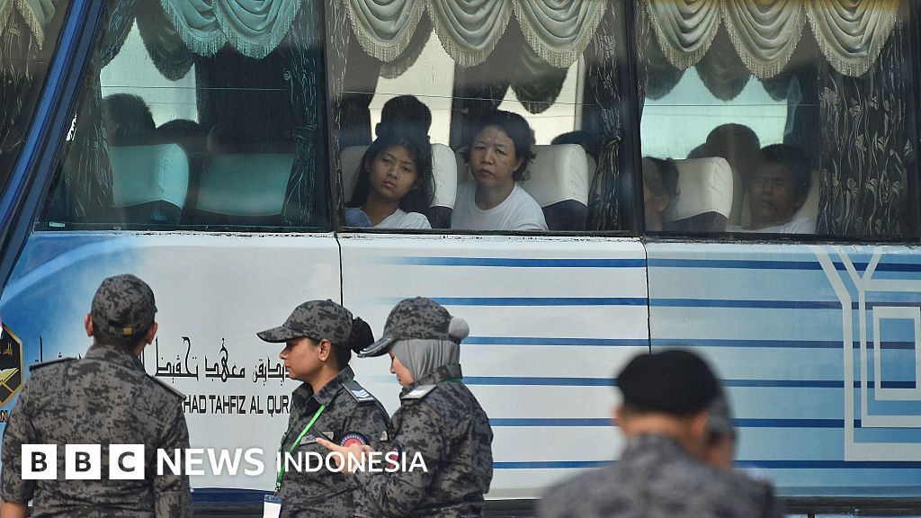 Seorang petugas keamanan mengawasi barisan pencari suaka. (Ilustrasi)