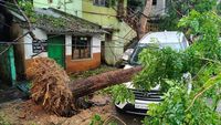 Potret dampak badai Siklon Arnab yang melanda pesisir India, menyebabkan kerusakan infrastruktur dan longsor. (Gambar ilustrasi)