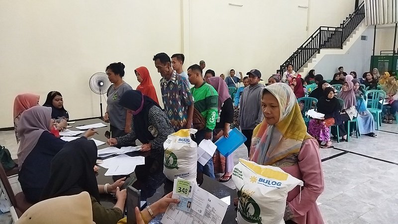 Seorang ibu menerima bantuan sosial, ilustrasi dari program Perlindungan Sosial Digital yang memperbarui sistem pendataan dan pengajuan bantuan.