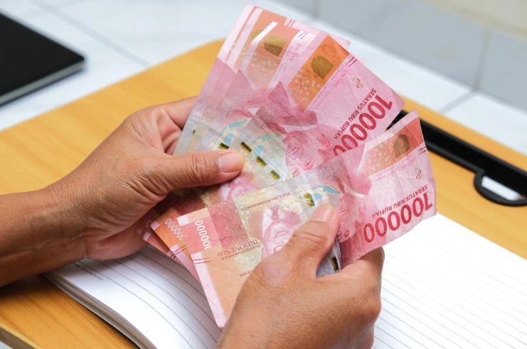 Seorang ibu menerima bantuan pangan non-tunai (BPNT) di salah satu e-warong, menunjukkan mekanisme penyaluran bantuan pemerintah untuk keluarga prasejahtera.