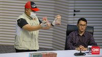 Penyidik Komisi Pemberantasan Korupsi (KPK) melakukan penggeledahan di sebuah kantor dinas sebagai bagian dari upaya penyelidikan kasus korupsi dan pencucian uang.