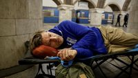 Aktor Nikolaj Coster-Waldau, Duta Kebaikan UNHCR, terlihat mencari perlindungan di sebuah stasiun metro dari ancaman serangan udara Rusia, menyoroti realitas pahit konflik Ukraina.