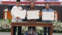 Menteri Dalam Negeri Tito Karnavian saat menandatangani dokumen penting terkait digitalisasi layanan publik. Inisiatif ini fokus pada peningkatan kualitas dan transparansi ibadah haji bagi seluruh jemaah Indonesia.