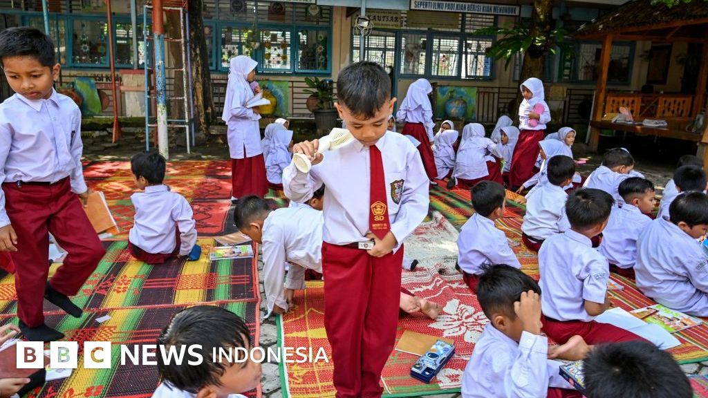 Siswa Indonesia menggunakan perangkat digital di kelas, memicu perdebatan tentang dampak AI pada nalar kritis di tengah hasil PISA yang mengkhawatirkan.