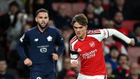 Calvin Verdonk, pesepak bola Belanda berdarah Indonesia, dalam aksinya di lapangan. Artikel ini mengklarifikasi informasi seputar karier dan partisipasinya di Liga Champions.