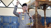Kapolri Jenderal Suyudi (kanan) dalam sebuah acara serah terima jabatan sebelumnya. Penundaan pelantikan Kapolda Metro Jaya Irjen Dadang Hartanto menjadi sorotan publik.