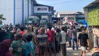Ratusan calon pekerja berkumpul di depan pabrik udang, melampiaskan kemarahan setelah merasa menjadi korban dugaan penipuan lowongan kerja oleh oknum HRD.