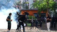 Siswa-siswa Prancis bentrok dengan polisi saat demonstrasi menuntut perbaikan sistem pendidikan meluas, memicu penutupan ratusan sekolah di berbagai wilayah.
