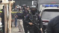 Aparat Densus 88 Polri bergerak dalam operasi kontra-terorisme di berbagai wilayah.
