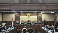 Ilustrasi gedung pengadilan Tipikor dan logo KPK, melambangkan penegakan hukum terhadap kasus korupsi dengan dimensi politik.