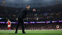 Pelatih Atletico Madrid, Diego Simeone, saat mendampingi timnya dalam sebuah pertandingan penting Liga Champions. Rekor tak terkalahkannya melawan Manchester United menjadi sorotan utama jelang duel sengit.