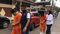 Ilustrasi: Petugas kepolisian mengevakuasi bayi yang ditemukan terlantar. Kasus penelantaran anak sering kali disebabkan oleh minimnya dukungan dan informasi yang memadai bagi orang tua.
