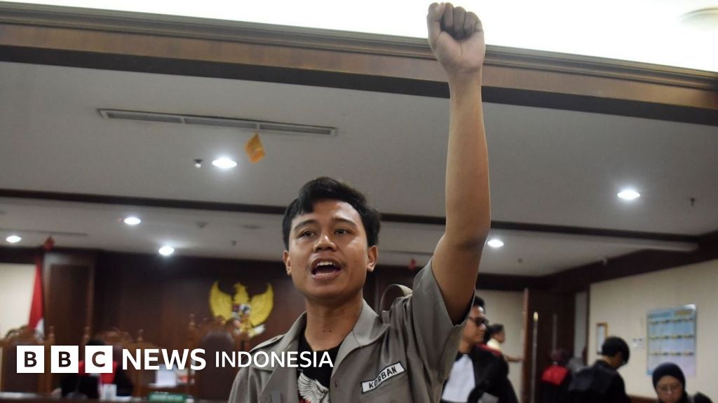 Aktivis Khariq Anhar saat menghadapi persidangan atas dakwaan penyebaran meme provokatif.