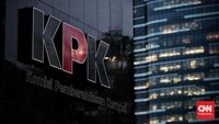 Petugas Komisi Pemberantasan Korupsi (KPK) melakukan penyitaan barang bukti terkait dugaan kasus korupsi di kantor pemerintahan.