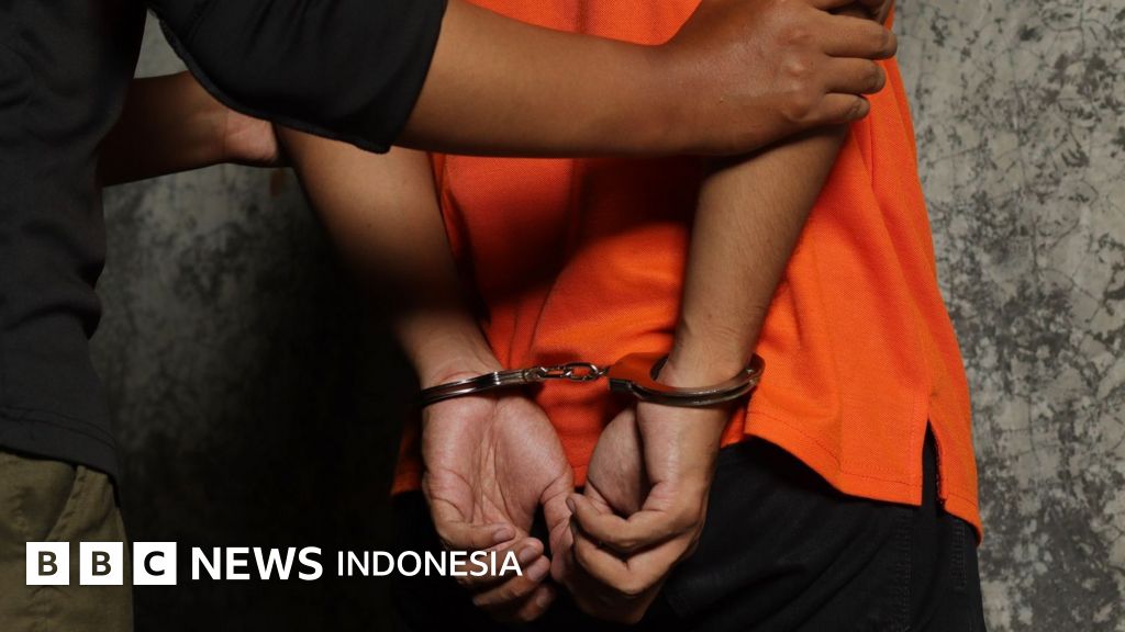 Petugas KPK sedang melakukan penindakan dalam sebuah operasi.