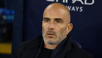 Enzo Maresca, Manajer Leicester City, menunjukkan ekspresi kelegaan saat pertanyaan media beralih dari kasus finansial Manchester City ke kondisi Erling Haaland.