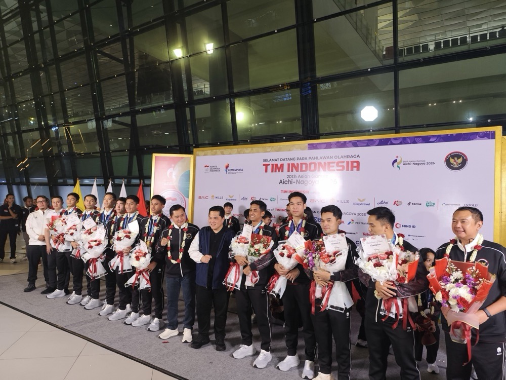 Menteri Pemuda dan Olahraga Erick Thohir (kiri) menyampaikan pesan Presiden Prabowo Subianto (kanan) terkait dukungan penuh untuk atlet Indonesia di Asian Games Aichi-Nagoya 2026.