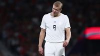 Stale Solbakken (kiri) dan Erling Haaland (kanan) dalam sesi latihan Timnas Norwegia. Solbakken mengungkapkan keputusan menarik Haaland adalah bagian dari manajemen kelelahan yang terencana.
