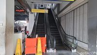 Petugas dan korban insiden eskalator bergerak mundur di Stasiun Duri yang menyebabkan 12 orang luka-luka. (Ilustrasi kejadian serupa).