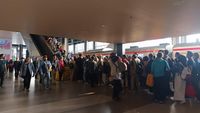 Antrean panjang penumpang KRL mengular di peron 1 Stasiun Tanah Abang akibat salah satu eskalator tidak beroperasi pada sore hari.