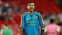Fabián Ruiz (tengah) beraksi di lini tengah Timnas Spanyol, menjadi bagian integral dari rekor tak terkalahkan La Roja.