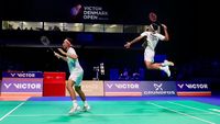 Fajar Alfian (kanan) dan Muhammad Shohibul Fikri (kiri) mengangkat trofi juara Denmark Open 2026 setelah menunjukkan performa gemilang di partai final. Kemenangan ini menjadi bukti kebangkitan mereka pasca-kegagalan di ajang sebelumnya.