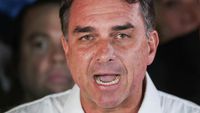Senator Flavio Bolsonaro mengklaim dirinya dilarang meninggalkan Brasil menyusul kekalahan ayahnya, Jair Bolsonaro, dalam pemilihan presiden.