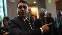 Massa pendukung Jair Bolsonaro dan Luiz Inácio Lula da Silva saat kampanye Pilpres Brasil.