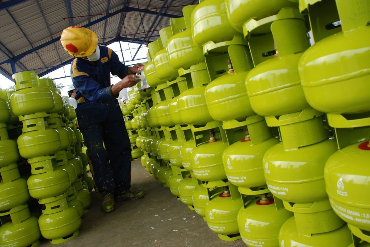Tabung Compressed Natural Gas (CNG) sebagai alternatif energi rumah tangga yang lebih bersih dan efisien.