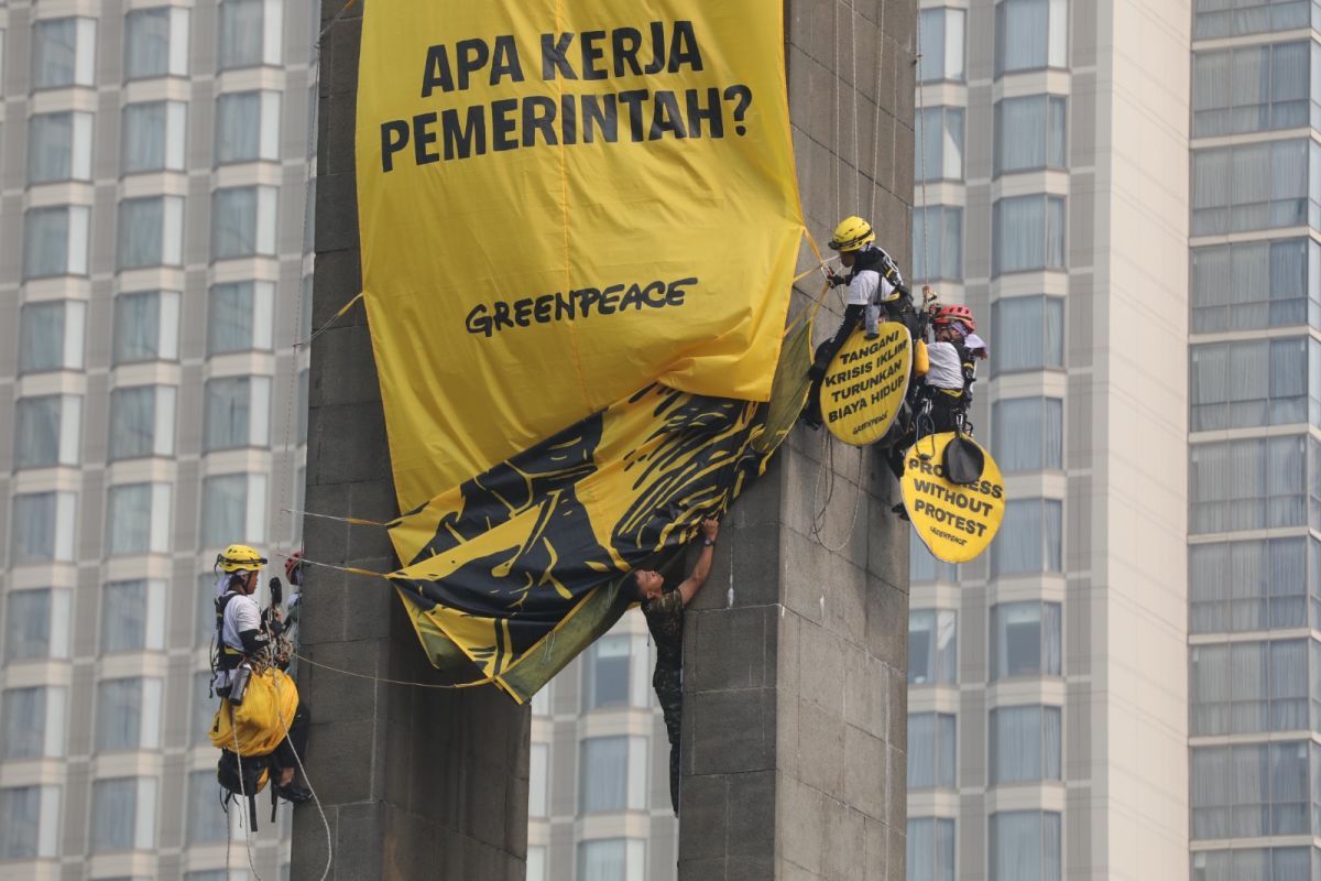 Aktivis lingkungan Greenpeace kerap melakukan aksi damai untuk menyuarakan isu-isu lingkungan hidup dan keadilan iklim.