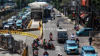 Lalu lintas kendaraan yang ramai di salah satu ruas jalan utama yang masuk dalam cakupan kebijakan ganjil genap.
