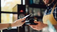 Pelaku UMKM memanfaatkan teknologi digital untuk efisiensi operasional dan perluasan jangkauan pasar.